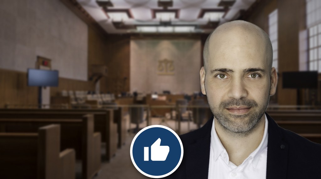 אלי למבז, מנכ״ל WEB-A, באולם בית משפט לצד סמל לייק - פסק דין נגישות אתרים